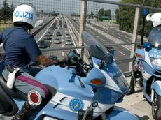 20060727 - ROMA -CRO- ESTATE: POLSTRADA CON 350 PATTUGLIE E LAMBORGHINI SU A3- Un'immagine d'archivio di una pattuglia della polizia stradale impegnata a controllare il traffico intenso.A3 sorvegliata speciale durante l' esodo estivo. Sull' autostrada, con lunghi tratti ad una sola corsia per i cantieri, nei prossimi fine settimana la Polizia stradale impieghera' 350 pattuglie e 230 sugli itinerari alternativi e sulla restante parte della viabilita' ordinaria. Lungo la Salerno-Reggio Calabria vigilera' inoltre la ..Lamborghini Gallardo che, per caratteristiche tecniche, prestazioni e dotazioni tecnologiche e sanitarie (tra le quali il defibrillatore), consente un efficace controllo del traffico, nonche' il soccorso in situazioni critiche...GIORGIO BENVENUTI/ANSA ARCHIVIO/PAT