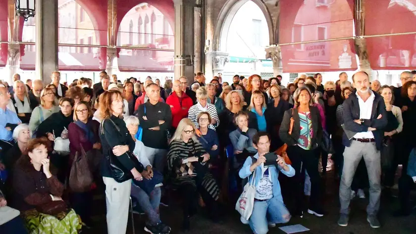 L’assemblea in Pescheria a Rialto: il Garante della privacy apre un’istruttoria