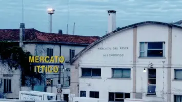 Camion in sosta davanti al mercato ittico del Tronchetto