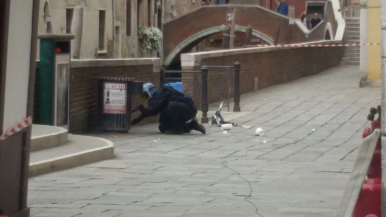 Lo specialista artificiere della polizia mentre ispezione il trolley sospetto