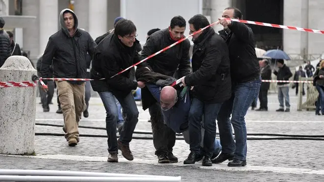 Foto Daniele Leone - LaPresse.cronaca.11 02 2014 Roma.Piazza San Pietro bloccata, due forconi minacciano di darsi fuoco.Nella Foto; il momento del fermo.