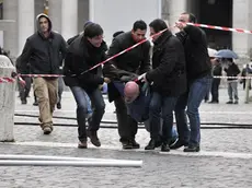 Foto Daniele Leone - LaPresse.cronaca.11 02 2014 Roma.Piazza San Pietro bloccata, due forconi minacciano di darsi fuoco.Nella Foto; il momento del fermo.