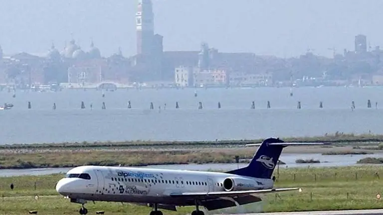 TESSERA 09/07/02 AEROPORTO MARCO POLO APERTURA AI VOLI......(c)Bertolin M. richiesto da MION TESSERA AEROPORTO MARCO POLO PRIMO GIORNO DI APERTURA VOLI ARRIVO