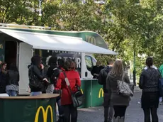 Colloqui al "Villaggio McDonald's" allestito in piazzetta Coin a Mestre per i 30 posti di lavoro per le nuove aperture