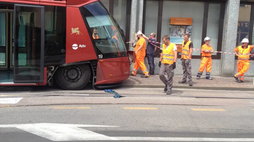 Foto Agenzia Candussi/Furlan/ Mestre, via Colombo/ Deragliamento del tram