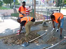 SEGATO - AG.ZANGIROLAMI - 21/07/2015 - ESTE - EXTRACOMUNITARI AL LAVORO PER LE VIE DI ESTE.NELLA FOTO: GLI EXTRACOMUNITARI MENTRE RIPULISCONO LE VIE DI ESTE.PH ZANGIROLAMI