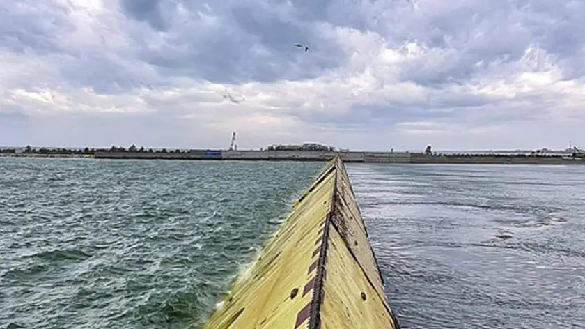 "La decisione di alzare il Mose e di mettere Venezia al riparo dall'acqua alta, coronata da un palese successo rappresenta solo un passaggio fondamentale nella protezione della città e della laguna": lo sottolinea Elisabetta Spitz, Commissario Straordinario per il Mose. "Ci tengo ad attribuire il merito ai tecnici, agli operai e a tutto il personale del Consorzio Venezia Nuova - aggiunge - che hanno reso possibile raggiungere questo straordinario traguardo ANSA/UFFICIO STAMPA +++ ANSA PROVIDES ACCESS TO THIS HANDOUT PHOTO TO BE USED SOLELY TO ILLUSTRATE NEWS REPORTING OR COMMENTARY ON THE FACTS OR EVENTS DEPICTED IN THIS IMAGE; NO ARCHIVING; NO LICENSING +++