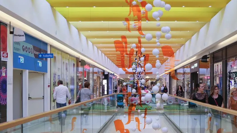 Foto Agenzia Candussi/ Scattolin/ Mestre/ Centro commerciale Auchan aperto il 25 aprile