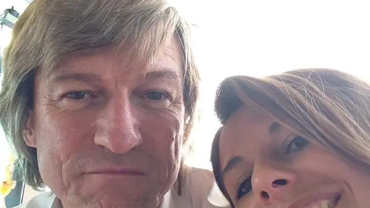 Alberto Vazzoler con la compagna Silvia Moro, la donna, per errore, bruciò 42 mila euro nascosti in un forno del superattico di Jesolo