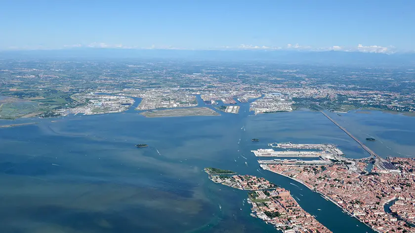 Una panoramica dall'alto del sistema portuale