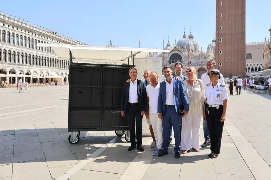 Gli assessori Costalonga e Zaccariotto alla presentazione del banco tipo, con Confcommercio