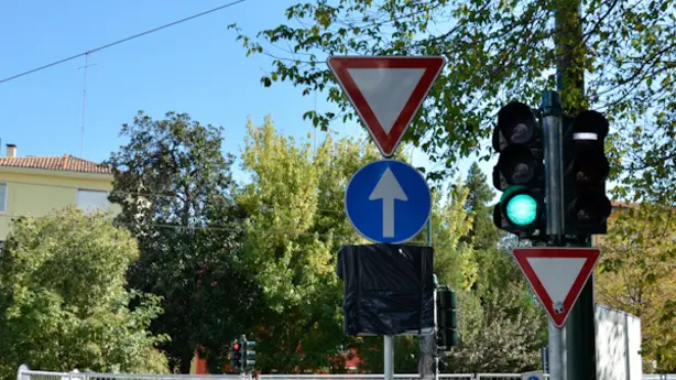 Segnaletica stradale per la nuova viabilità in Piazzale Cialdini, Mestre.