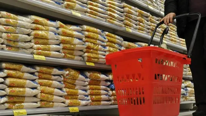 Una persona con un piccolo carrello della spesa in una supermercato di Pistoia, in una immagine di archivio. Sono 8 milioni 272 mila le persone povere in Italia, il 13,8% dell'intera popolazione. E' quanto fa sapere l'Istat, aggiungendo che nel 2010 le famiglie in condizione di poverta' relativa sono 2 milioni e 734 mila, l'11% delle famiglie residenti. L'Istituto spiega che si tratta di quelle famiglie che sono cadute al di sotto della linea di poverta' relativa, che per un nucleo di due componenti e' pari ad una spesa mensile di 992,46 euro..ANSALUCA CASTELLANI