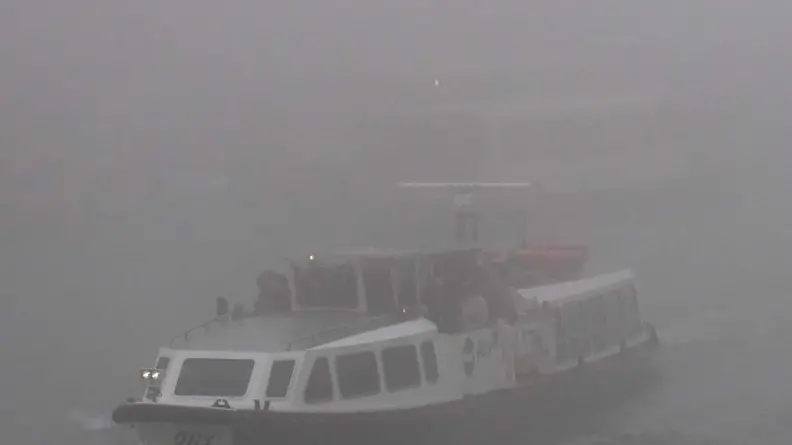 Un vaporetto a Venezia durante una giornata di forte nebbia