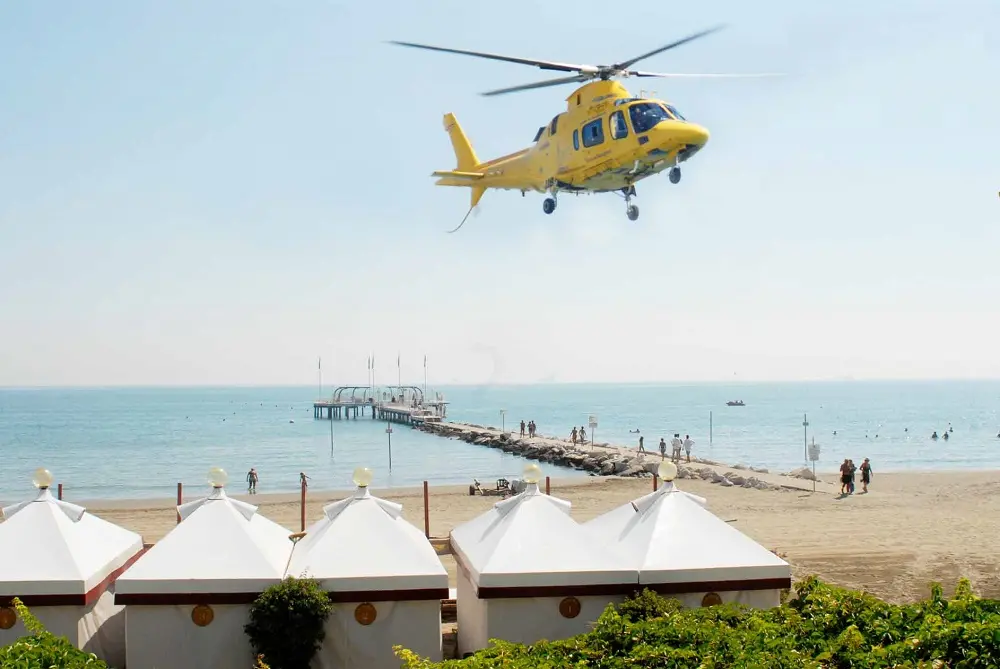 Un intervento di soccorso sulla spiaggia del Grand hotel Excelsior al Lido di Venezia