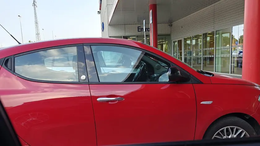 L'auto in cui sono stati lasciati i bambini