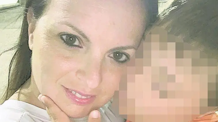 Giovanna Raia tiene in braccio il figlio
