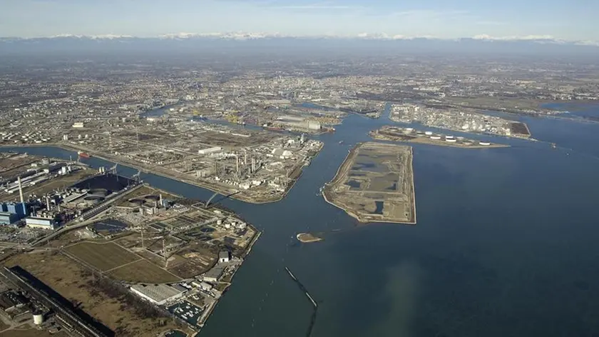 Foto per Mitia Chiarin - Veduta aerea di Porto Marghera - Porto Marghera dall'alto, qui Zoggia indica l'area di sviluppo