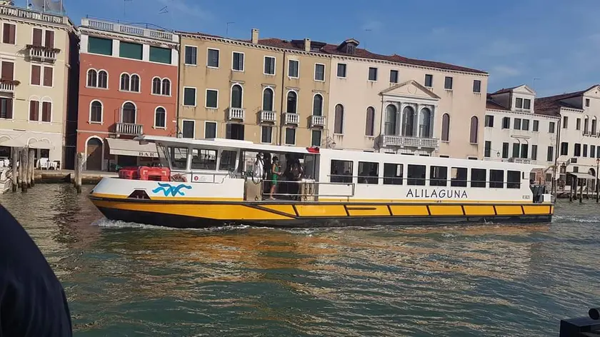 VENEZIA - VAPORETTO - UNA CORSA ALILAGUNA SUL CANAL GRANDE