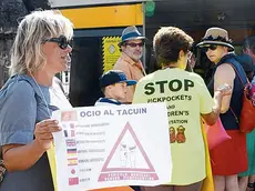 Volontari tentano di avvertire del pericolo borseggi all'inizio della Lista di Spagna, davanti alla Stazione di Santa Lucia