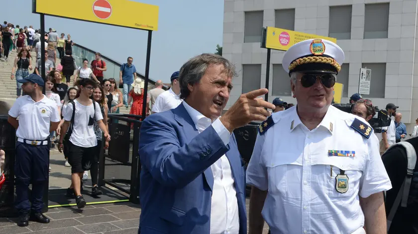 Il sindaco Luigi Brugnaro ed il comandante dei vigili Marco Agostini al controllo dei varchi, giugno 2018