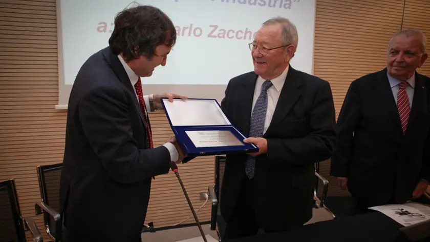 Dicembre 2010: Luigi Brugnaro consegna a Giancarlo Zacchello il premio "Una vita per l'industria"