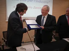 Dicembre 2010: Luigi Brugnaro consegna a Giancarlo Zacchello il premio "Una vita per l'industria"