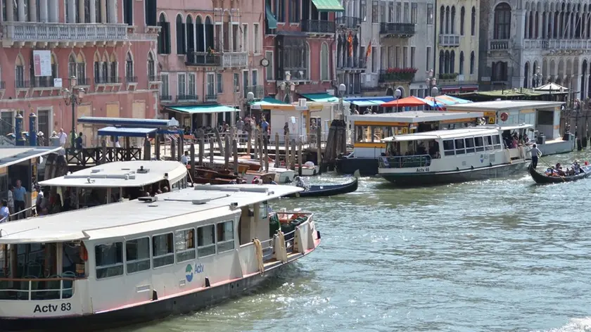 Interpress/Mazzega Venezia, 16.08.2016.- Rialto, Traffico in Canal Grande, lo stesso luogo dell'incidente mortale Prof. joachinm Vogel di 3 anni fa.-