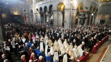 Folla di fedeli nella Basilica di San marco, a destra papa Benedetto XVI e sotto il ristoratore veneziano Eligio Paties, titolare del «Do Forni»