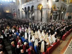 Folla di fedeli nella Basilica di San marco, a destra papa Benedetto XVI e sotto il ristoratore veneziano Eligio Paties, titolare del «Do Forni»