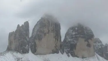 Le Tre Cime di Lavaredo imbiancate dalla neve caduta in mattinata