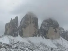 Le Tre Cime di Lavaredo imbiancate dalla neve caduta in mattinata