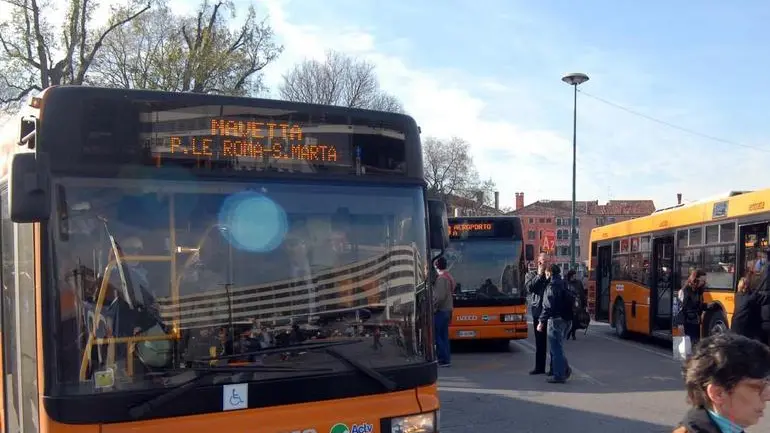 Venezia, 12.04.2006.- Con ordinanza C.P., chiuso il Canale della Scomenzera.- Approntato dall'ACTV un servizio navetta tra S.Marta e Piazzale Roma.- Nella foto la navetta a Piazzale Roma.- Interpress/Agostini
