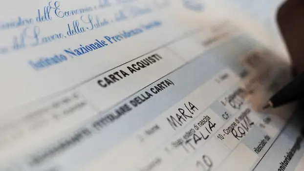 20081220 - ROMA - SOI - CRISI:SOCIALCARD;ACLI,POCHI GIORNI PER NON PERDERE 120 EURO. PLATEA BENEFICIARI 1.300.000 MA CONSEGNATE FINORA SOLO 300 MILA.Uno dei numerosi moduli da compilare, per ricevere la 'Carta Acquisti'. Mancano solo pochi giorni di tempo e centinaia di migliaia di persone potrebbero perdere la possibilità di vedersi ricaricare sulla propria Social Card i 120 euro previsti dal Governo come finanziamento retroattivo. L'allarme è lanciato dalle Acli. ANSA/ GUIDO MONTANI