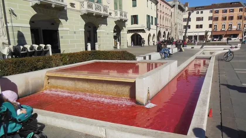 La fontana rossa in piazza Ferretto a Mestre (foto di Alessandro Zampieri)