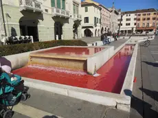 La fontana rossa in piazza Ferretto a Mestre (foto di Alessandro Zampieri)