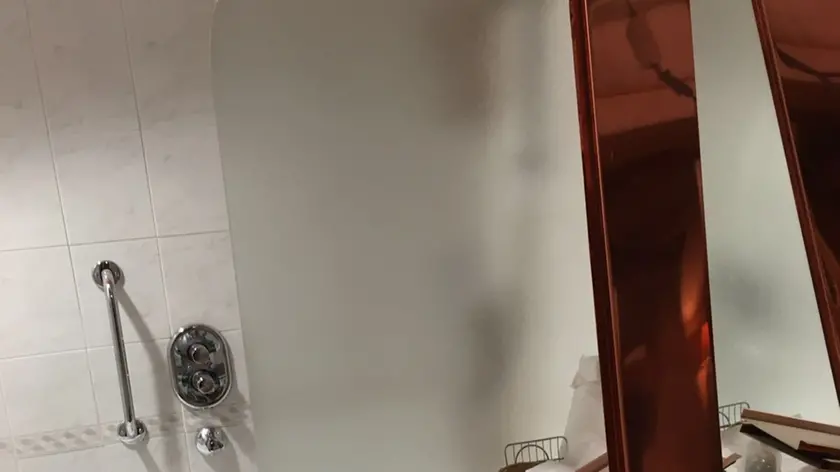 I danni all'albergo dove si trovavano gli schermidori mestrini a Norcia