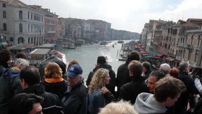 CAIAFFA VENEZIA 22.03.2008.- TURISTI SUL PONTE DI RIALTO.- INTERPRESS