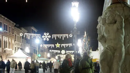 Chioggia: Corso del Popolo con le bancherelle di natale manifestazioni natalizie e Corso del Popolo