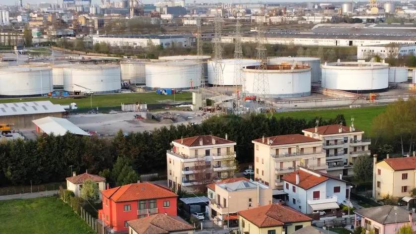 L’abitato di Malcontenta e, sullo sfondo, i serbatoi dell’azienda
