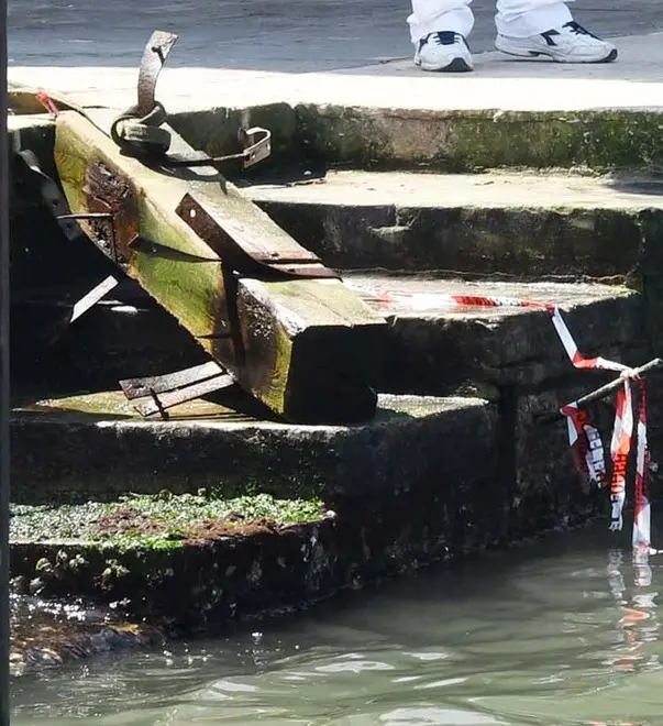 Interpress/M.Tagliapietra Venezia 09.08.2018.- Cedimento pontile traghetto gondole di fronte a San Marcuola.