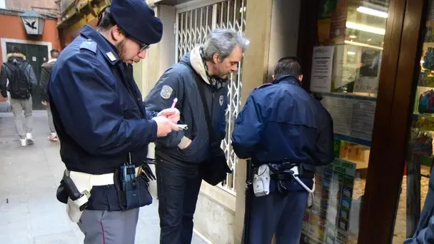 Interpress/M.Tagliapietra Venezia 19.03.2015.- Furto nella Ricevitoria San Bartolomeo, San Marco 5438. Bottino: 1200 euro di grattaevinci, 2400 euro slot machine, un computer portatile. Sopraluogo della Polizia di Stato con il titolare Paolo Tagliapietra ed il figlio Andrea.