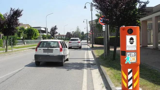 Bresega di Ponso, 11 Giu2013.Posizionamento di due nuovi autovelox in centro a Bresega. Il secondo autovelox.ph. Zangirolami