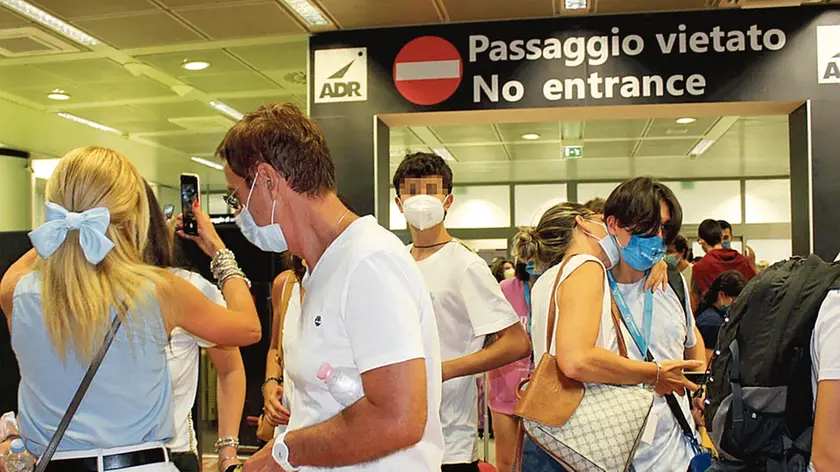 E' partito attorno alle 10,15 dall'aeroporto internazionale di Malta il primo charter organizzato dalle autorità maltesi per il rientro degli studenti delle scuole di lingue messi in quarantena ma negativi al test Covid. Il primo gruppo comprende 58 italiani ed una trentina di tedeschi, tutti sottoposti a nuovo test prima dell'imbarco. Il volo, finanziato dalla Malta Tourism Authority (Mta, agenzia governativa del turismo maltese), farà scalo prima a Roma poi a Francoforte, 19 Luglio 2021. ANSA/TELENEWS