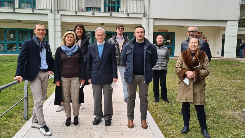Il cda della Francescon e don Giorgio Tonolo, mediatore del progetto