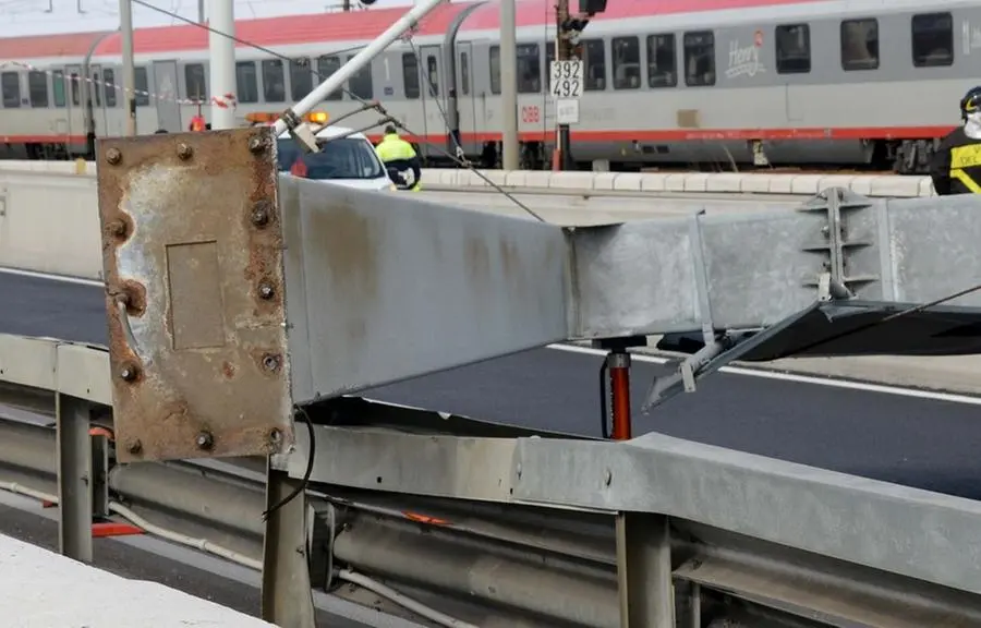 Interpress/M.Tagliapietra Venezia 24.02.2018.- Cade portale di ferro sul ponte della libertà. Traffico bloccato in tutte le direzioni. Piazzale roma deserto.
