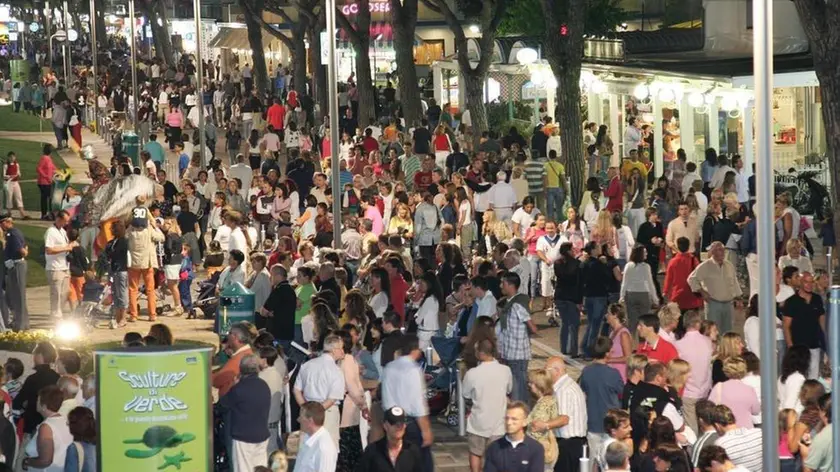 piazzetta casa bianca - - Via Bafile piena di gente venerdi' dopo mezzanotte nel cuore della prima notte bianca a Jesolo C'erano anche molte famiglie con bambini e carozzine al seguito (fotoservizio Gavagnin)