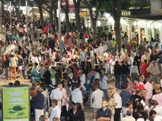 piazzetta casa bianca - - Via Bafile piena di gente venerdi' dopo mezzanotte nel cuore della prima notte bianca a Jesolo C'erano anche molte famiglie con bambini e carozzine al seguito (fotoservizio Gavagnin)