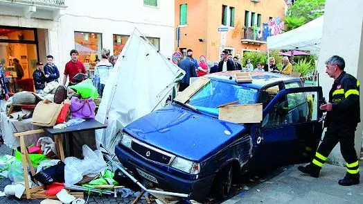 Allegranzi Castelfranco incidente ai mercatini auto investe bancarella