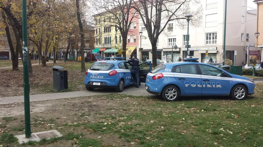 Polizia ai giardinetti di via Piave